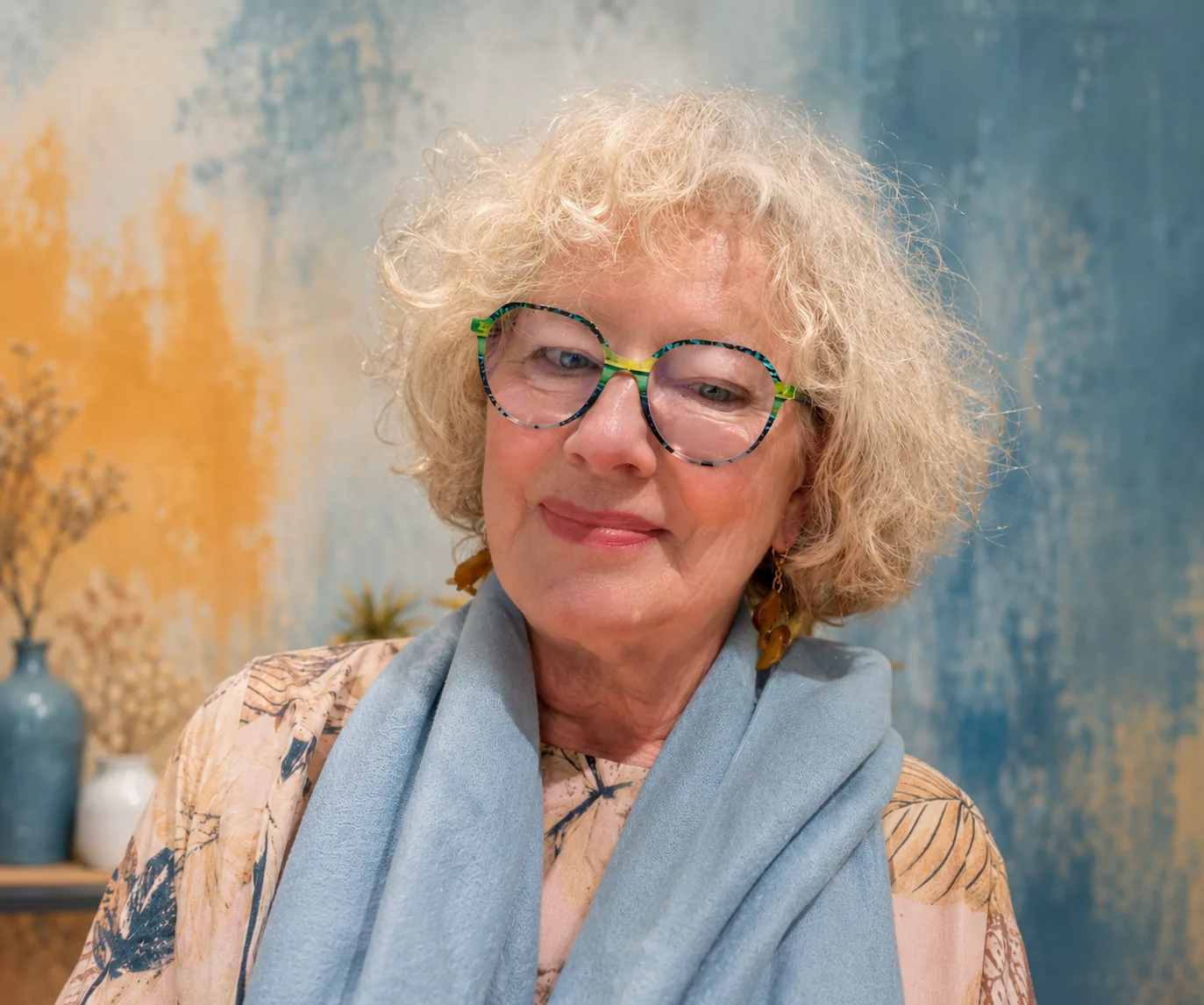 Sylvie Puech animant un atelier de peinture intuitive dans son cabinet de Buxy